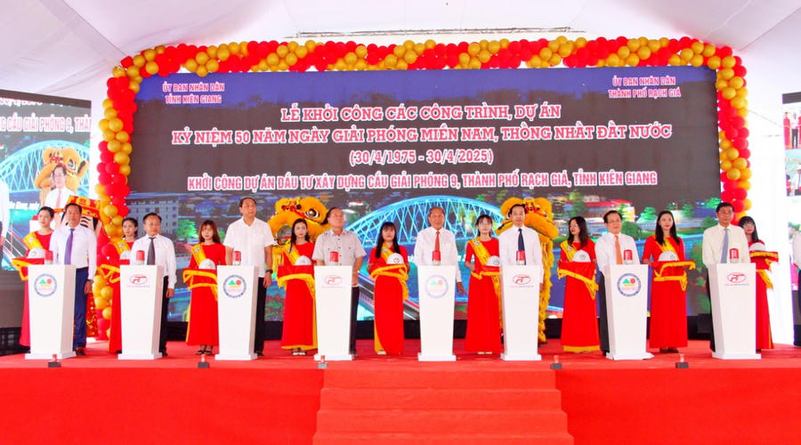 Các đại biểu thực hiện nghi thức bấm nút khởi công công trình xây dựng cầu Giải phóng 9