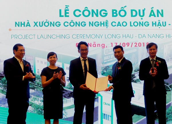 Lãnh đạo TP Đà Nẵng trao Giấy chứng nhận đăng ký đầu tư cho Dự án Nhà xưởng Công nghệ cao của Công ty CP Long Hậu tại Khu Công nghệ cao Đà Nẵng. Ảnh: danang.gov.vn.