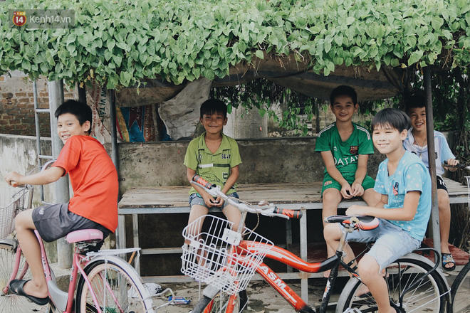 Nụ cười hồn nhiên của lũ trẻ nhỏ.