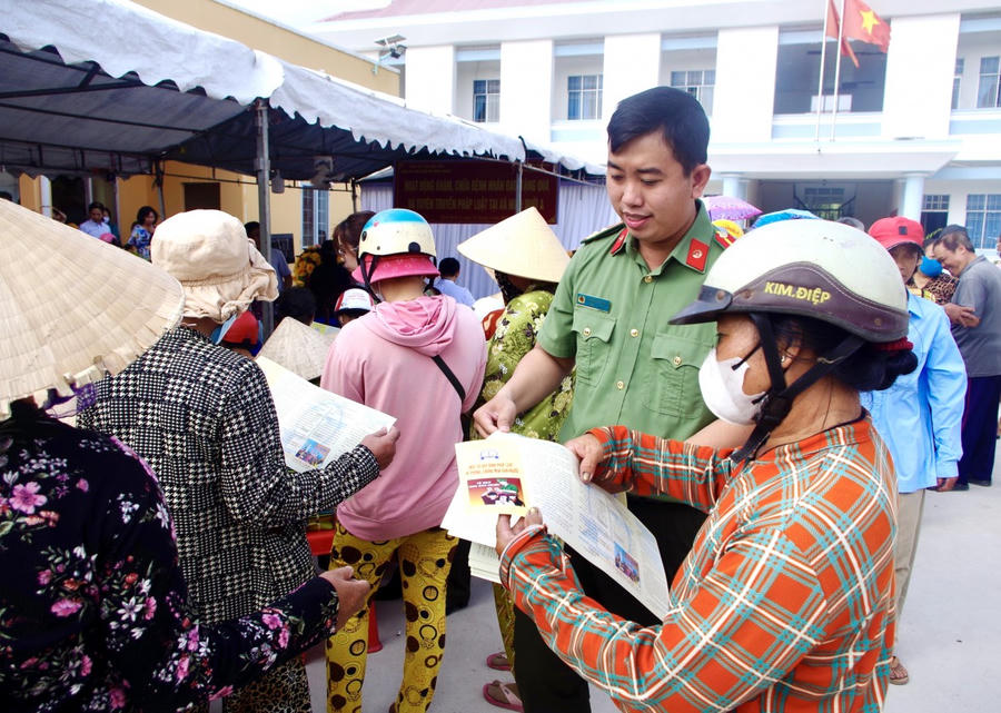 Công an Cà Mau phát huy vai trò lực lượng Công an cơ sở trong công tác phổ biến, giáo dục pháp luật, góp phần phòng ngừa tội phạm, vi phạm pháp luật, gắn với bảo đảm an ninh, trật tự tại địa bàn.