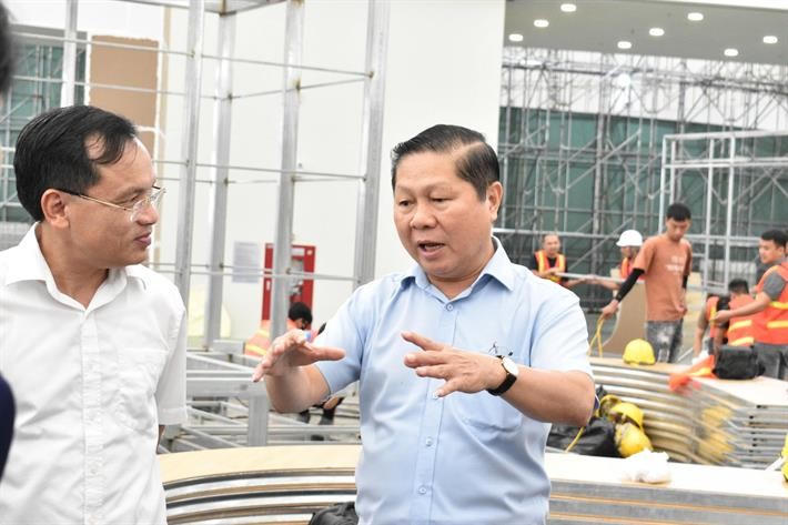 Thứ trưởng Bộ GDĐT Lê Tấn Dũng chỉ đạo tại buổi khảo sát. (Ảnh: moet.gov.vn)