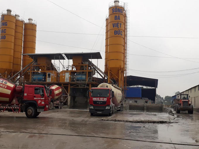 Nhiều phương tiện có trọng tải lớn thường xuyên ra vào Trạm trộn bê tông Sông Đà-Việt Đức.