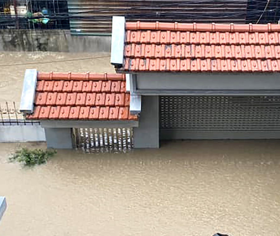 Tuyến phố trên địa bàn TP Hạ Long, Quảng Ninh ngập sâu trong nước.