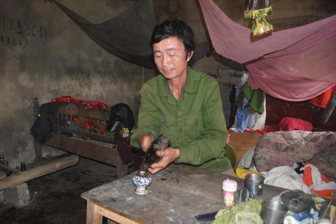 Từ khi về xã Kim Thành, gia đình ông Khoa chưa một ngày thấy ánh đèn điện thắp sáng ở chính căn nhà của mình (ảnh Duy Ngợi).