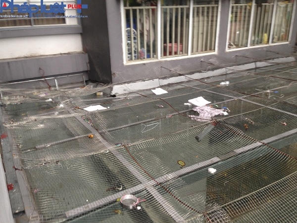 Khung sắt được gia cố chắc chắn và cũng là nơi chứa rác thải.