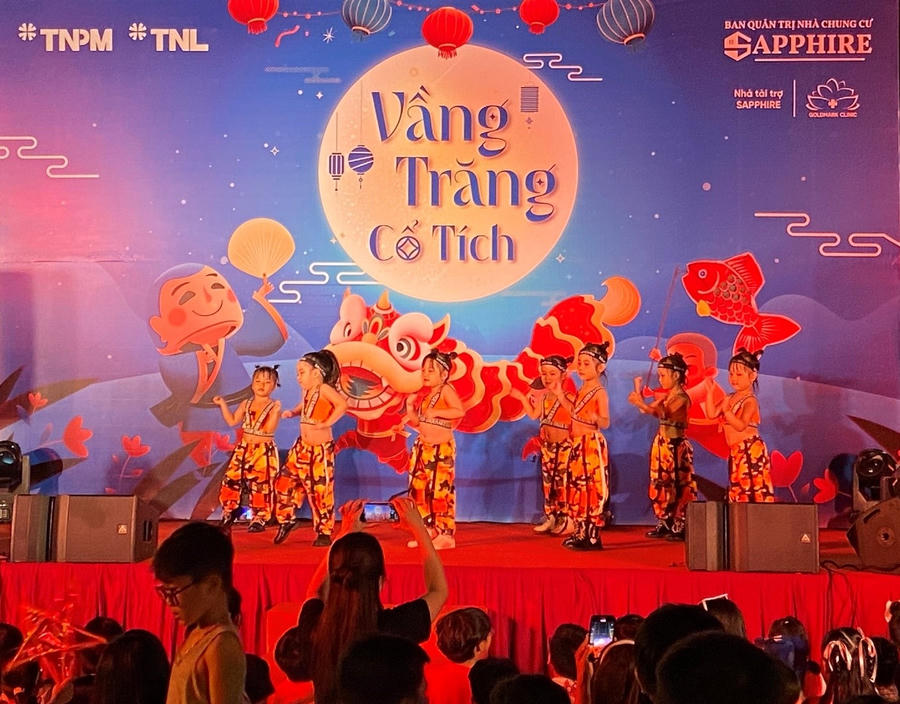 Những “nghệ sĩ nhí” tỏa sáng trên sân khấu với tiết mục múa được chuẩn bị kỹ càng và công phu (Ảnh: TNPM)