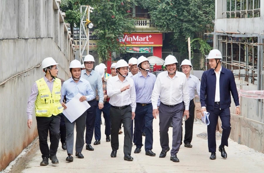 Phó Chủ tịch UBND tỉnh Vũ Việt Văn kiểm tra thực tế tại Khu nhà ở xã hội Thành Công.