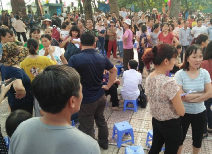 Việc lạm thu từ phía nhà trường đã khiến cho hàng trăm bậc phụ huynh bức xúc.