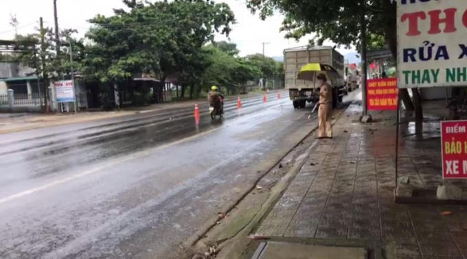 Chiến sĩ CSGT đội mưa kiểm tra từng phương tiện.