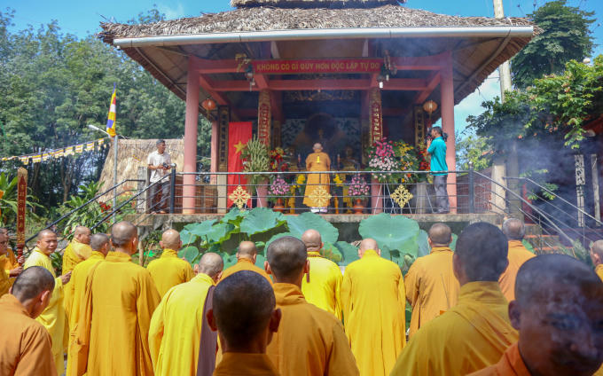 Dâng hương tại khu tưởng niệm Bác