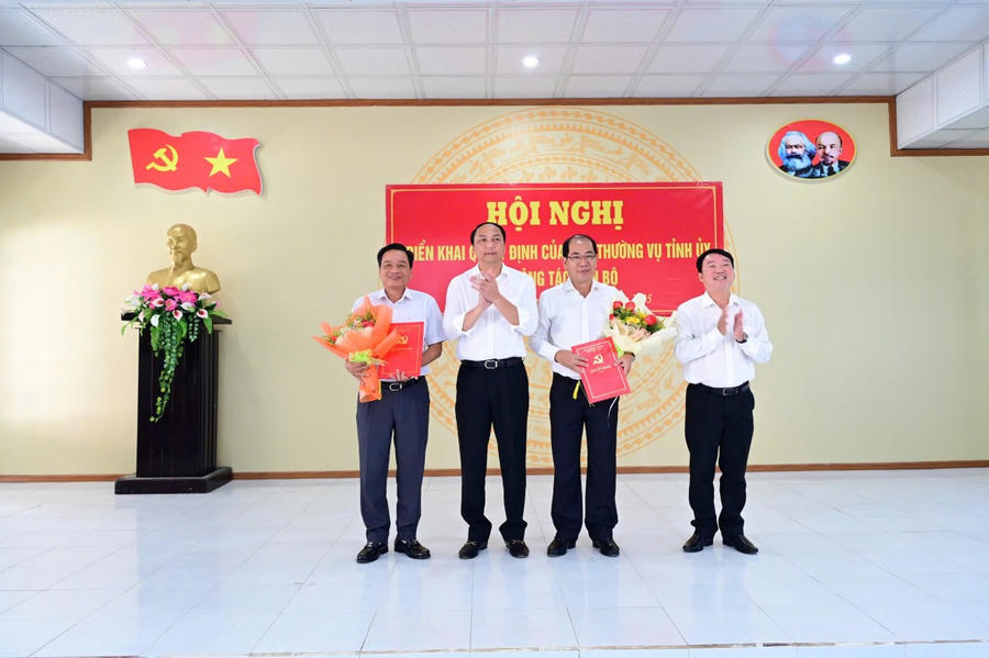 Chủ tịch HĐND tỉnh Kiên Giang - Lâm Minh Thành (thứ 2 từ trái qua) trao quyết định cho nhân sự mới tại Huyện ủy U Minh Thượng.