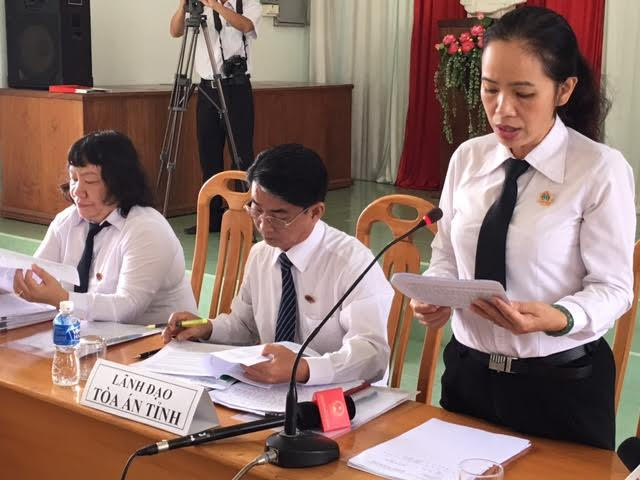 Đại diện TAND tỉnh Bình Thuận tại buổi họp báo.