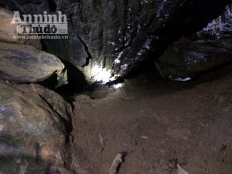 Một hang dúi đối tượng Tẩn Láo Lở đào rộng ra để làm nơi ẩn nấp