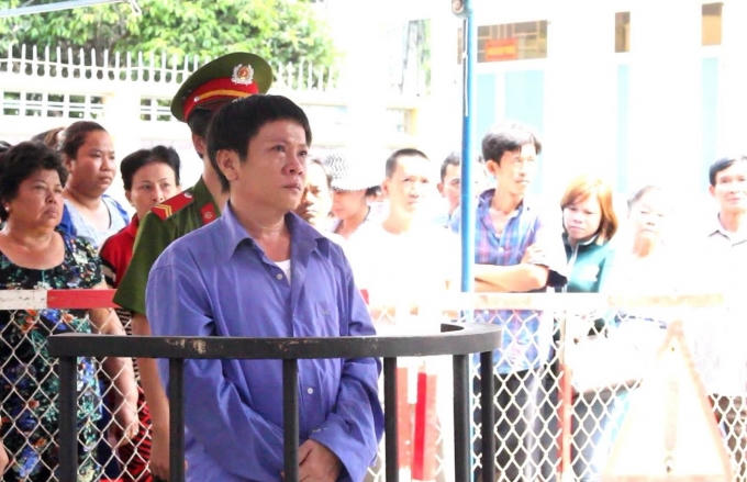 Hoàng trước vành móng ngựa.