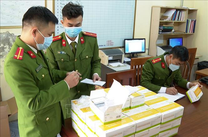 Số bộ sinh phẩm xét nghiệm không rõ nguồn gốc xuất xứ bị Cơ quan Công an thu giữ. Ảnh: TTXVN phát
