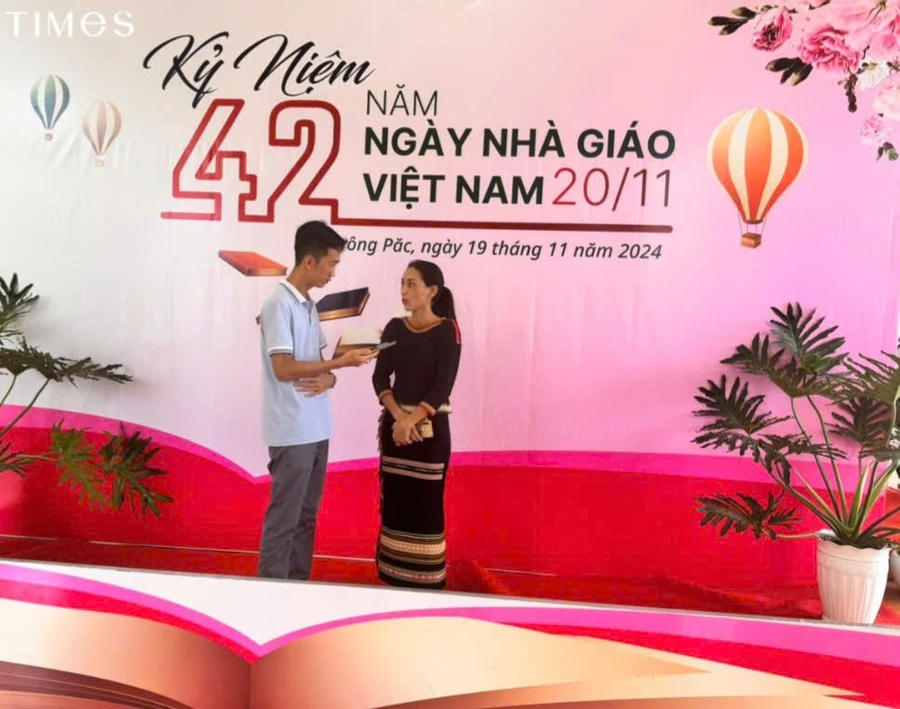 Cô giáo H’Rim Ayun gắn bó với học sinh vùng sâu,vùng xa nhiều năm vì mong muốn các gia đình người dân tộc thiểu số tại xã Ea Kênh đưa con đến trường để học tập. Ảnh: T.H