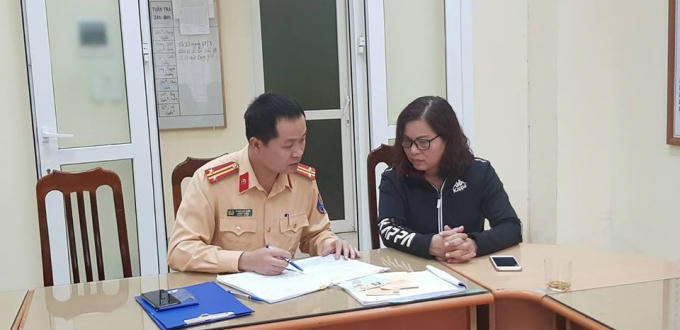 Chị Trịnh Thị Tuyết (SN 1963, ở phường Vĩnh Phúc, quận Ba Đình, Hà Nội) làm việc với cơ quan chức năng.