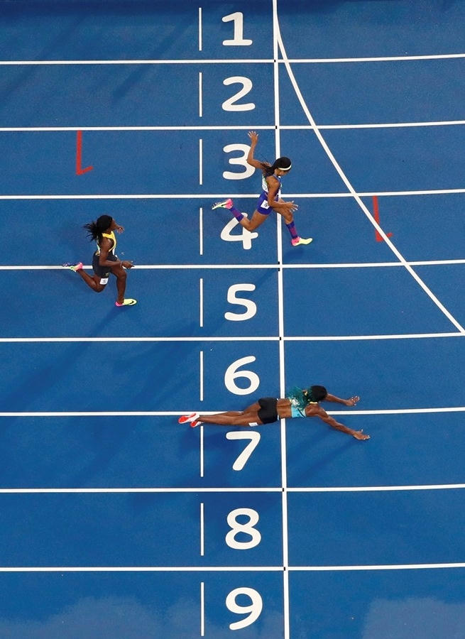Cú ngã vàng của VĐV người Bahamas. Khi cách vạch đích 1m, Shaunae Miller bị vấp ngã và lao về phía trước. Chính cú ngã này giúp cô giành HCV chạy 400m với thời gian 49 giây 44. Bởi nếu không có cú ngã này, nhà vô địch thế giới người Mỹ Allyson Felix chắc chắn sẽ về nhất.