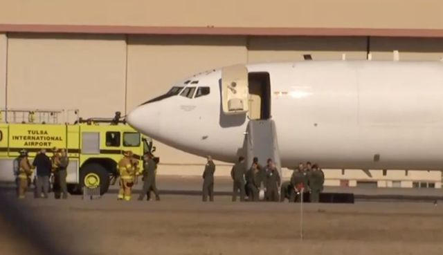 Máy bay E-6B Mercury hạ cánh khẩn cấp tại sân bay quốc tế Tulsa.