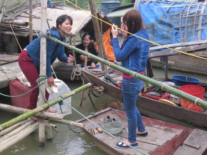 Các bạn trẻ hào hứng khi Giáng sinh về.