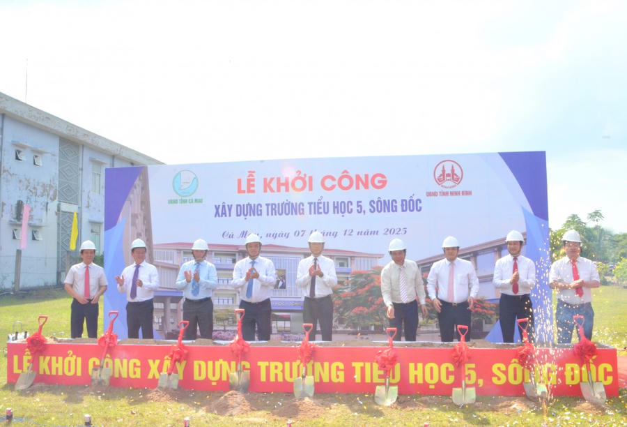 Lãnh đạo hai tỉnh Ninh Bình và Cà Mau thực hiện nghi thức khởi công dự án.