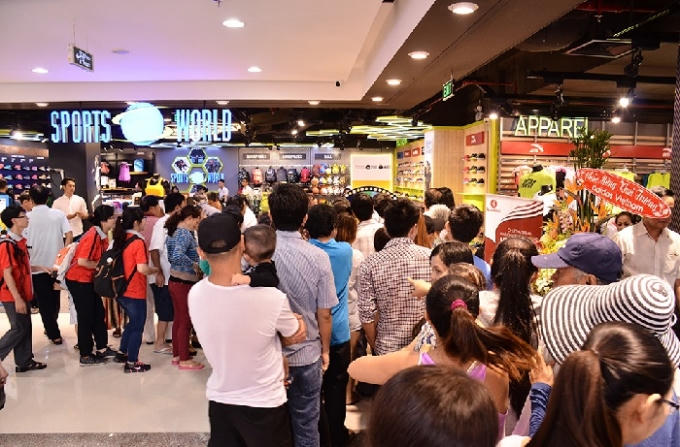 Khách hàng háo hức mua sắm trong ngày khai trương Vincom Plaza Gò Vấp
