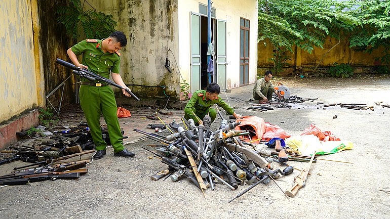 Hội đồng tiêu huỷ toàn bộ số vũ khí thô sơ, vật liệu nổ, công cụ hỗ trợ và pháo đảm bảo đúng trình tự, thủ tục, quy định của pháp luật. (Ảnh: Công an Bắc Kạn).
