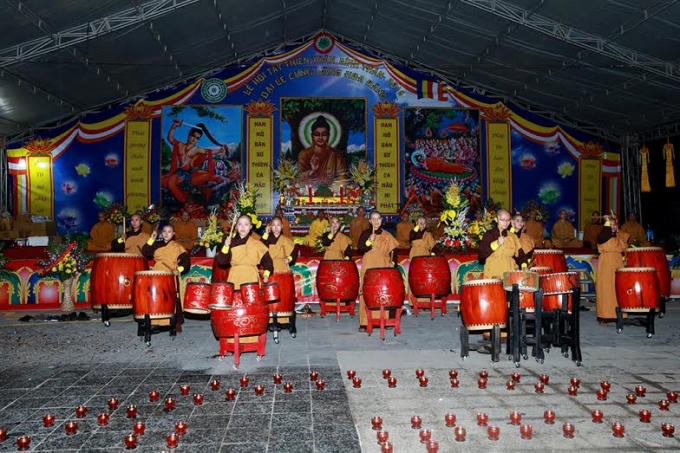 Hàng ngàn người dự Đêm hội Hoa đăng Tây Thiên