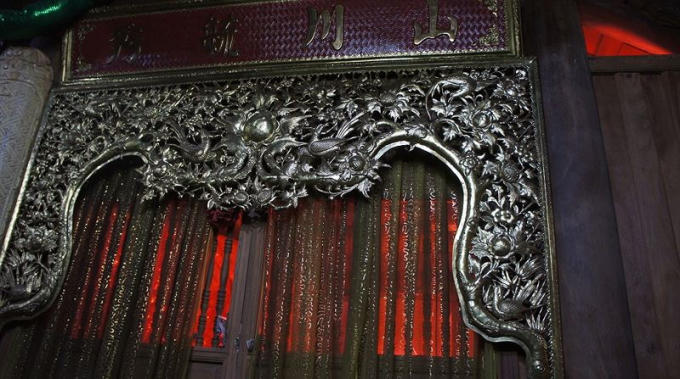 Phiến đá có hình khối độc đáo nằm phía sau bức rèm và theo đại diện đền thì chưa từng có ai được chụp hình