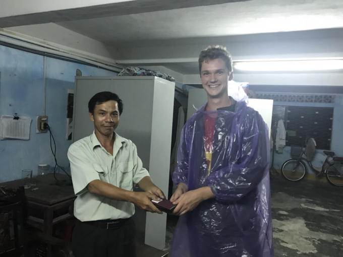 Anh Crombez Ewout vui mừng nhận lại tài sản của mình.