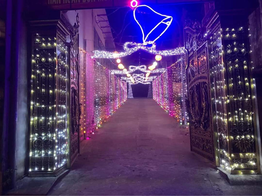 Cổng đi vào nhà thờ Giáo xứ Quần Hào, Noel năm 2022.