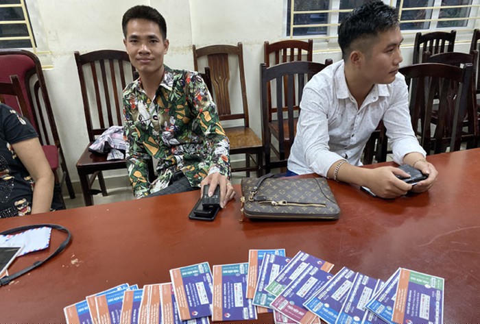 Nhiều "cò vé" bị phát hiện khi cầm hàng chục tấm vé mời chào khách mua.