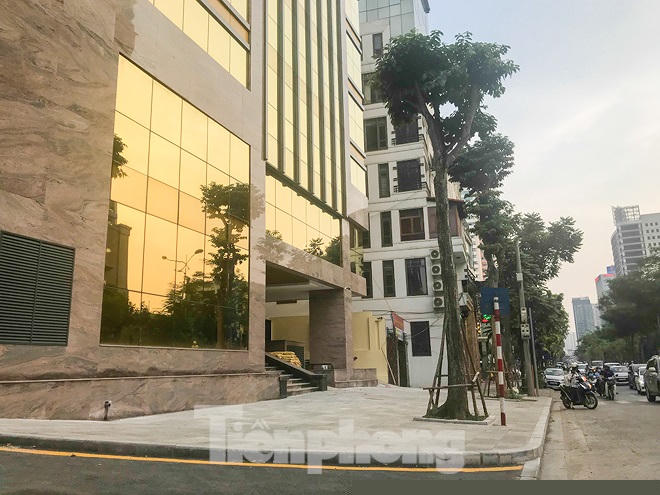 Việc lát vỉa hè ở trước cao ốc văn phòng số 11 Láng Hạ được lát không những kiểu không giống ai so vỉa hè của tuyến phố loại mà đoạn vỉa hè này được xây cao, giật cấp khiến người dân đi bộ qua gặp khó khăn gây nhiều bức xúc.