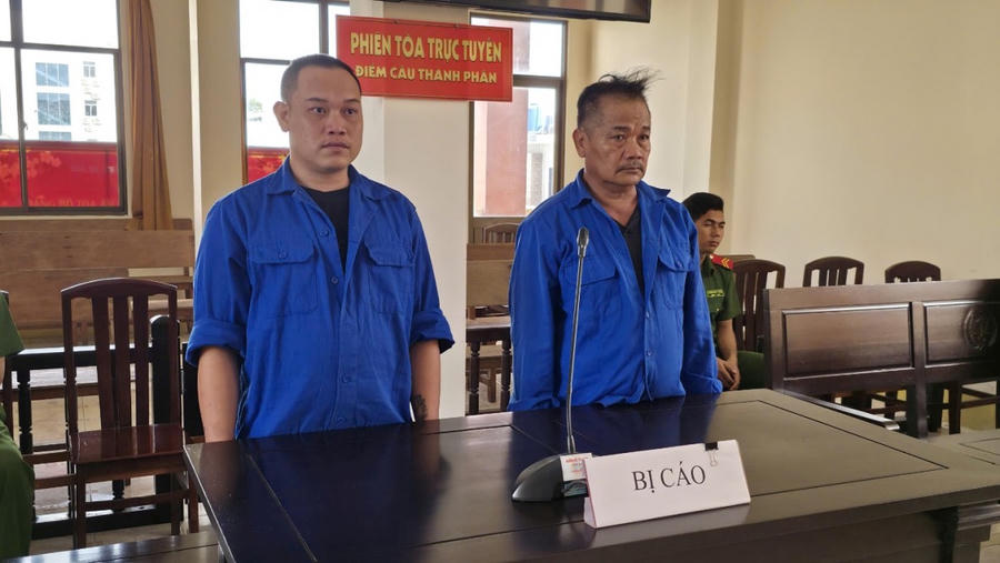 02 bị cáo Nguyễn Văn Tình và Nguyễn Thanh Em (từ trái sang)