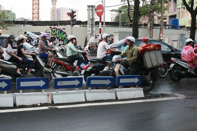 Một mình một đường chặn cả dòng xe