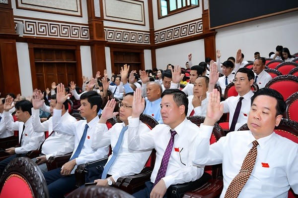 Các đại biểu biểu quyết thông qua các nghị quyết của Kỳ họp.