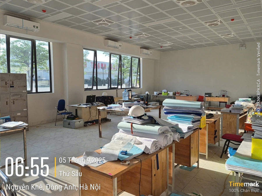 Một số phòng học chưa được trang bị bàn ghế mà là nơi để điều hoà và hồ sơ giấy tờ phục vụ việc thi công.
					
				
			
			Một số phòng học chưa được trang bị bàn ghế mà là nơi để điều hoà và hồ sơ giấy tờ phục vụ việc thi công.