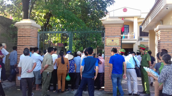 Có rất đông người dân theo dõi bên ngoài TAND huyện Mỹ Đức.