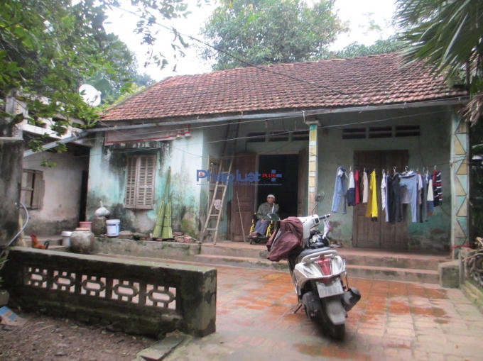 Căn nhà ấy liệu có còn là chỗ dựa cho cả 3 thành viên trong gia đình bà Độ không khi mà có người sẽ lấy đi trong thời gian tới (Ảnh: Thu Hường)