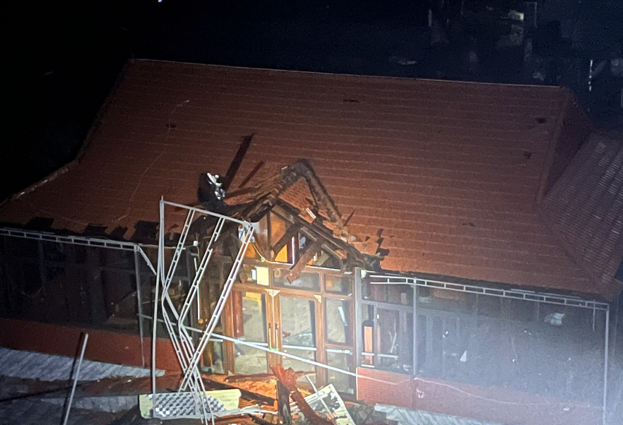 Nhà người dân bị tốc mái do bão số 5. 