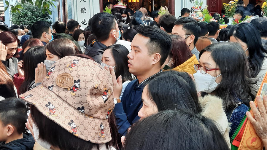 Ai cũng thành kính cầu mong bình an cho người thân và gia đình.