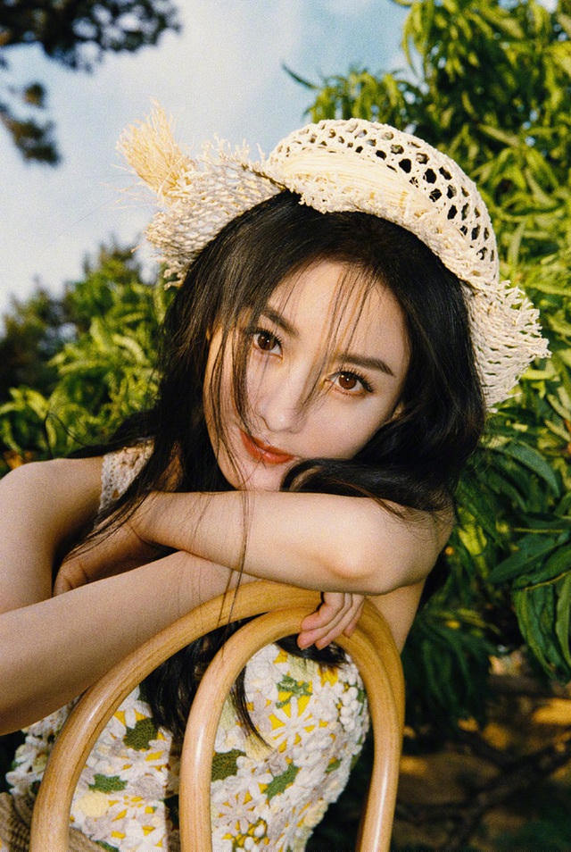 ... được cho rằng có nhiều điểm chung về ý tưởng với bộ ảnh gần đây của Triệu Lệ Dĩnh. 