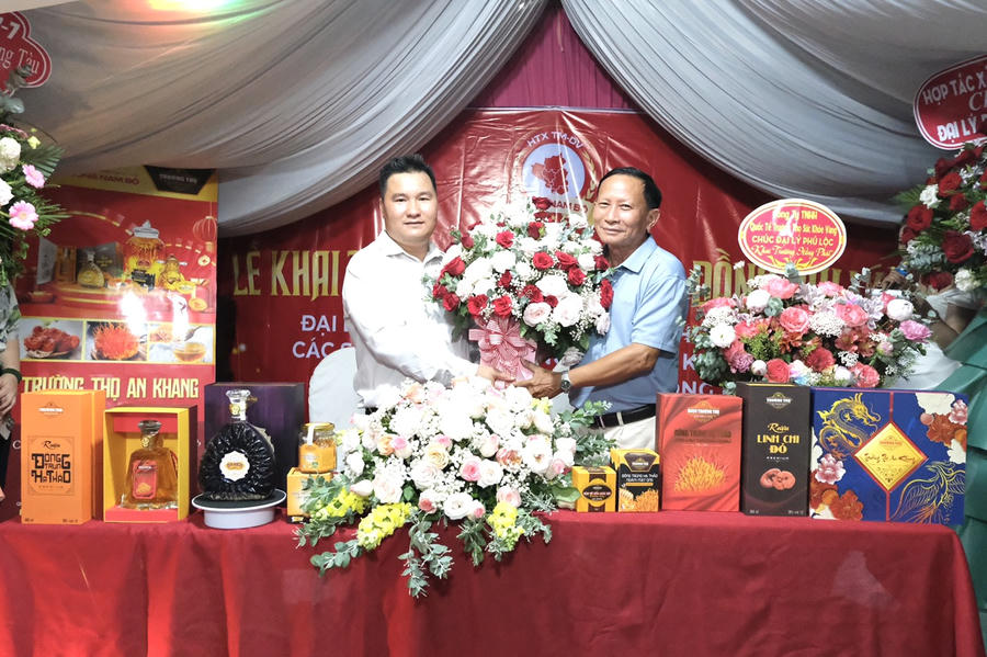 Bác sĩ Phạm Văn Long Nguyên Giám Đốc Bệnh Viện y học cổ truyền Đồng Nai, Chủ tịch hội đông y Đồng Nai, Ủy viên Ban chấp hành Hội Đông y Việt Nam, đồng thời là cố vấn cấp cao về dược liệu của Công ty TNHH Quốc tế Trường Thảo Sức Khỏe Vàng tặng hoa chúc mừng Đại Lý Long Thành.
