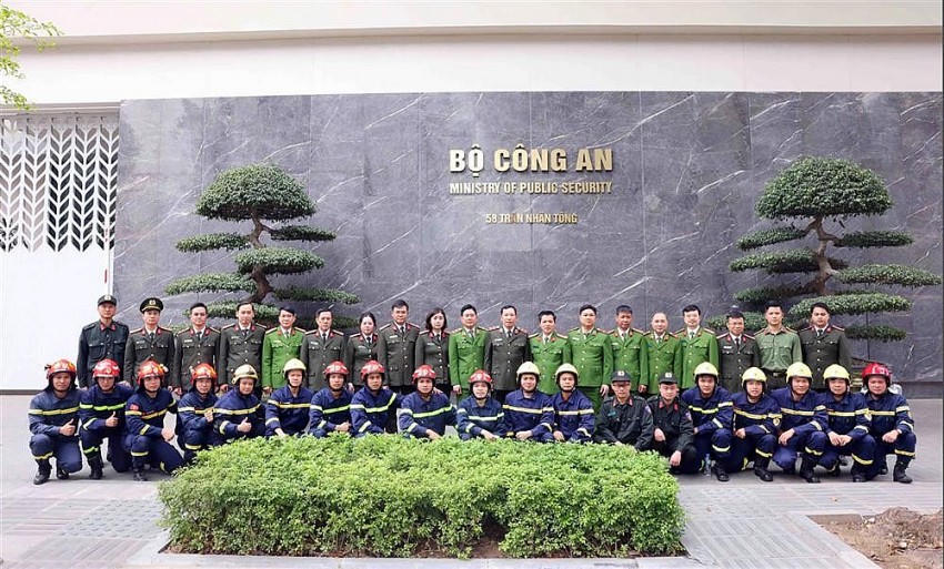 Thứ trưởng Lê Văn Tuyến chia tay Đoàn công tác lên đường sang Myanmar làm nhiệm vụ. Ảnh: Bộ Công an.