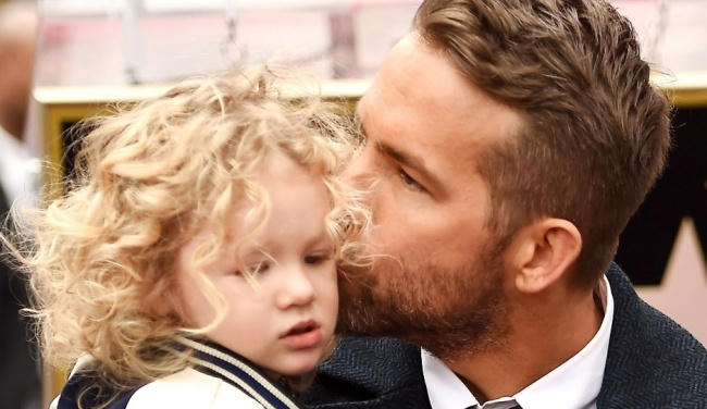 Ryan Reynolds cùng con gái James vô cùng xinh xắn.