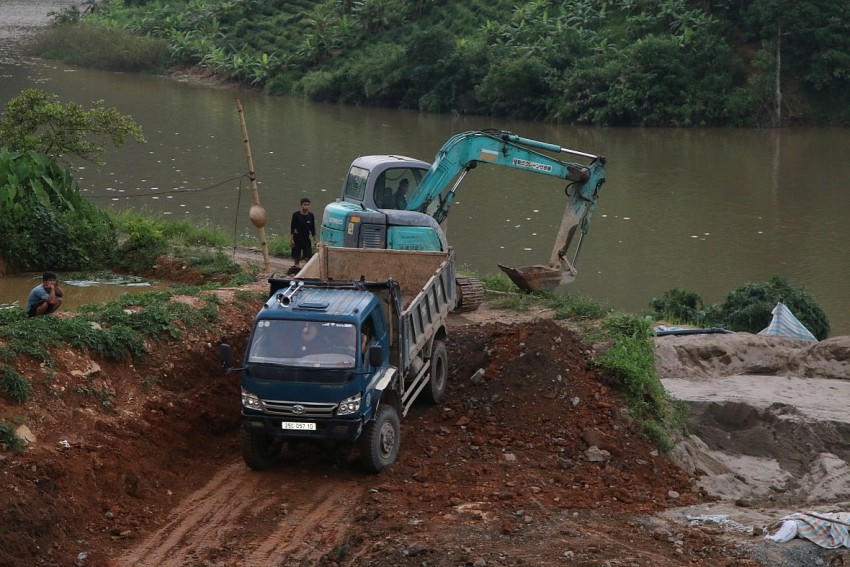 Múc cát lên bãi tập kết và vận chuyển đi tiêu thụ.
Múc cát lên bãi tập kết và vận chuyển đi tiêu thụ.
