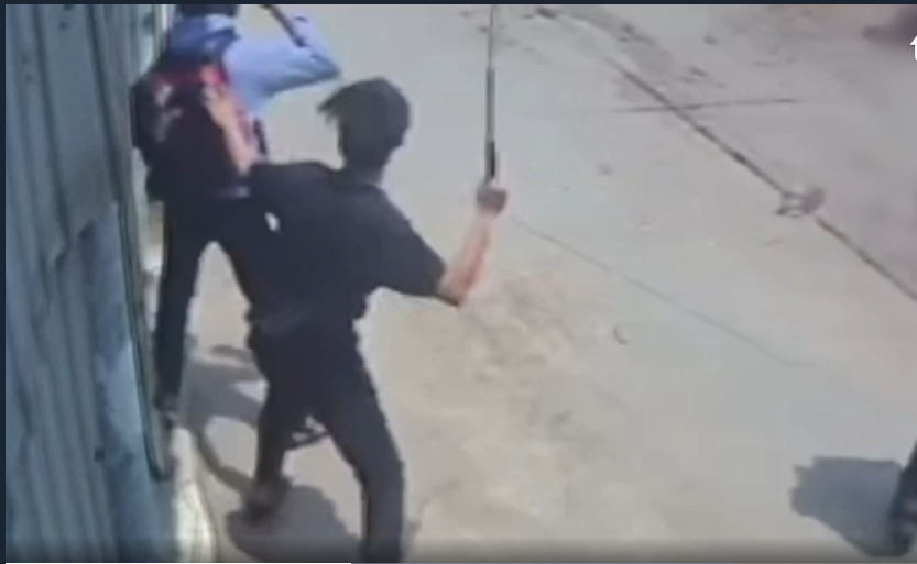 Hình ảnh nam sinh bị nhóm đối tượng đánh vào đầu. Ảnh cắt từ clip