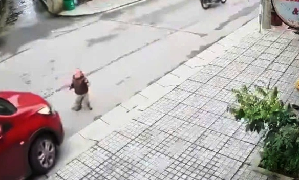 Bé Hồ Bảo L. chạy ra đường và bị ô tô phụ huynh cán tử vong. Ảnh cắt từ clip