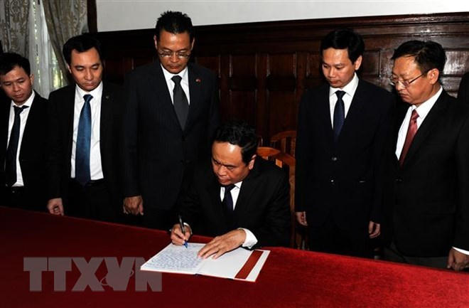 Chủ tịch Ủy ban Trung ương Mặt trận Tổ quốc Việt Nam Trần Thanh Mẫn ghi sổ tang tại lễ viếng Chủ tịch nước Trần Đại Quang. (Ảnh: Vũ Hà/TTXVN)