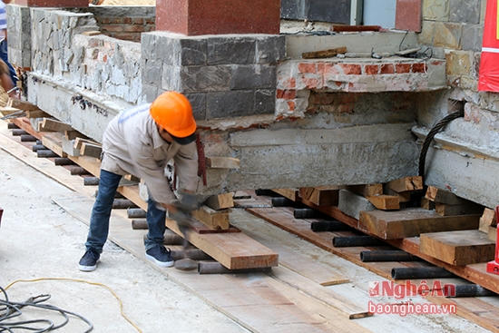 Tòa nhà nặng hơn 800 tấn, trong quá trình di chuyển, các công nhân phải căn chỉnh từng mm.